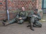 Verklede soldaten liggen tegen de kerk aan bij Living History, Appingedam.