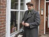 Verklede man bij raam met geweer bij Living History Appingedam.