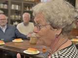 Vrouw praat bij koffiebar 't Stroopwafeltje.