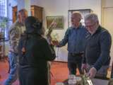 Groep van vrolijke mensen bij het Damster Proza en Poëziefestival.