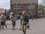 Verklede mensen spelen toneelstuk op kerkplein bij Living History Appingedam.