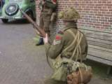 Verklede soldaten op kerkplein bij Living History Appingedam.