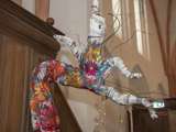 Een kunstwerk staat tentoongesteld in de kerk.