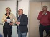 Twee mannen en een vrouw met papieren in hun handen.