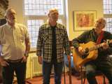 Twee mannen zingen en één speelt gitaar op het Damster Proza en Poëziefestival.
