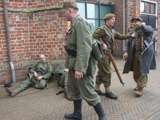  Verklede soldaten bij de kerk tijdens Living History, Appingedam.