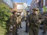 Verklede soldaten staan op straat in de Dijkstraat bij Living History Appingedam.