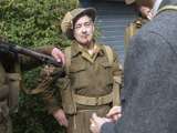 Verklede soldaten op straat bij Living History Appingedam.