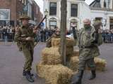 Verklede soldaten op het kerkplein bij Living History, Appingedam.