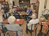 grote groep mensen aan tafel bij koffiebar 't Stroopwafeltje.