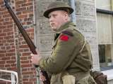 Verklede soldaat staat op straat bij Living History Appingedam.