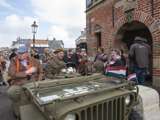 Verklede soldaten in een oude auto op het kerkplein bij Living History, Appingedam.