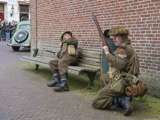 Verklede soldaten achter de kerk bij Living History Appingedam.