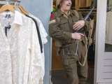 Verklede soldaat leunt tegen muur bij Living History Appingedam.