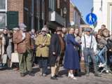 Verklede mensen staan op het kerkplein bij Living History Appingedam.