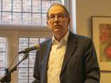 Man spreekt in microfoon op het Damster Proza en Poëziefestival.