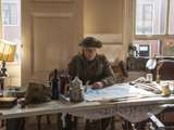 Verklede soldaat zit aan tafel met een kaart bij Living History Appingedam.