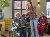 Vrouw overhandigt de Pelikaan-prijs.
