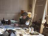 Verklede soldaat zit aan tafel met een kaart bij Living History Appingedam.