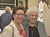 Twee glimlachende vrouwen.
