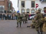 Verklede soldaten op het kerkplein bij Living History, Appingedam.