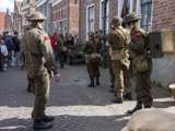 Verklede soldaten staan in straat bij Living History Appingedam.
