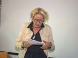 Vrouw leest voor van papier.