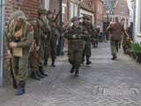 Groep verklede soldaten rent door de straat bij Living History Appingedam.
