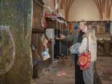 Mensen staan in de kerk en bekijken de kunstwerken.