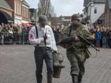 Verklede mensen praten en lopen op kerkplein bij Living History Appingedam.