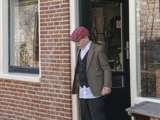 Verklede jongen in deuropening bij Living History Appingedam.