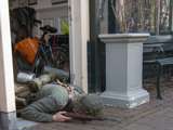 Verklede soldaat ligt op grond in deuropening bij Living History Appingedam.