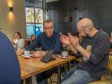 Mannen praten bij de Pelikaan-uitreiking.