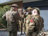 Verklede soldaten op straat bij Living History Appingedam.