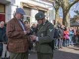 Verklede mensen praten op kerkplein bij Living History Appingedam.