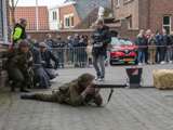 Verklede soldaten spelen toneelstuk op kerkplein bij Living History Appingedam.