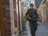 Verklede soldaat  loopt over straat bij Living History Appingedam.