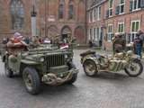 Oude auto en motor op kerkplein bij Living History Appingedam.