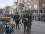 Verklede mensen spelen toneelstuk op kerkplein bij Living History Appingedam.