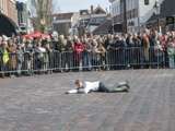 Verklede man speelt geschoten slachtoffer bij Living History Appingedam.