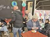 Lachende mensen aan tafel bij koffiebar 't Stroopwafeltje.