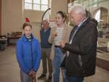 Mensen staan in de kerk bij de kunst tentoonstelling.