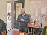 Man staat en praat bij koffiebar 't Stroopwafeltje.