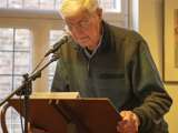 Man spreekt in microfoon op het Damster Proza en Poëziefestival.