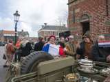 Verklede mensen met een oude auto op kerkplein bij Living History Appingedam.