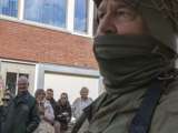 Verklede soldaat kijkt uit over straat bij Living History Appingedam.