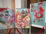 Drie kunstwerken tentoonstelling in de kerk.
