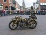 Verklede soldaten met een oude motor op kerkplein bij Living History Appingedam.
