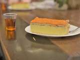 Oranje tompouche met een drankje erbij.