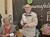 Jan Dijkhuizen met de Pelikaan-prijs. 
